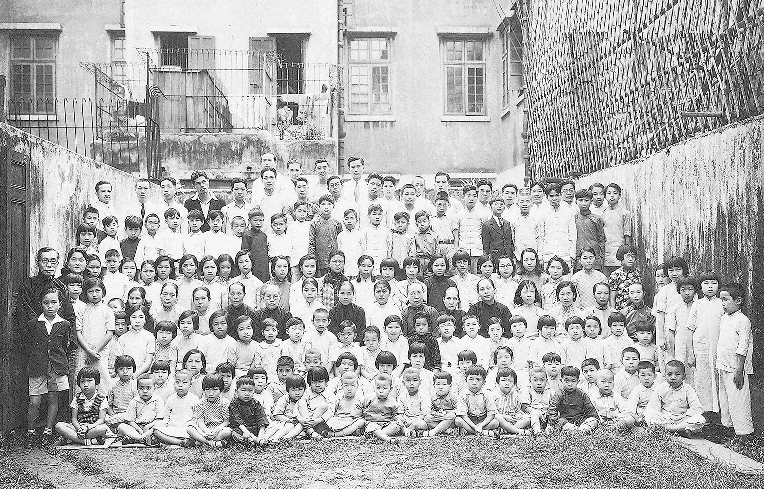 在鴨寮街的主日學暨青年聖經班合照