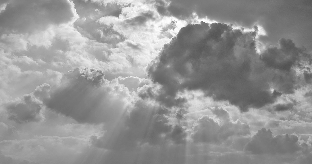 陽光從雲層裡照射出來